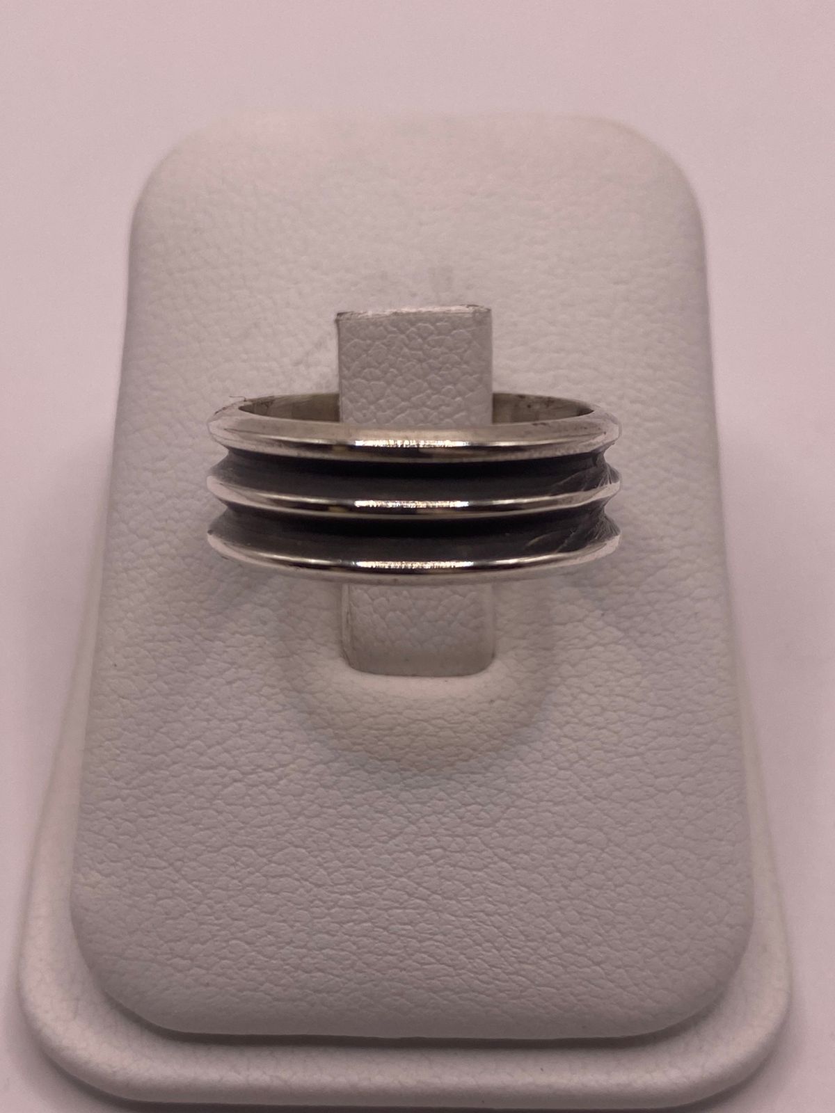 Anillo de Plata 925 con Triple Canal y Banda Central Oscura, vista lateral