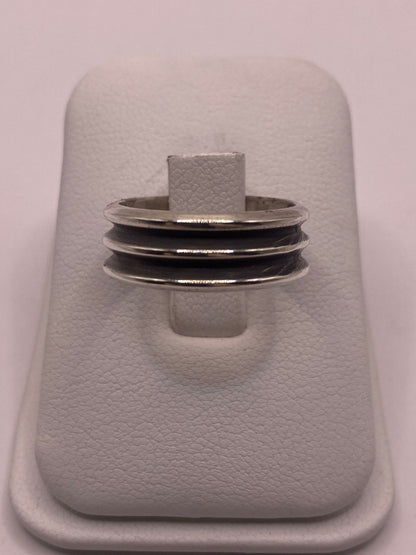 Anillo de Plata 925 con Triple Canal y Banda Central Oscura, vista lateral