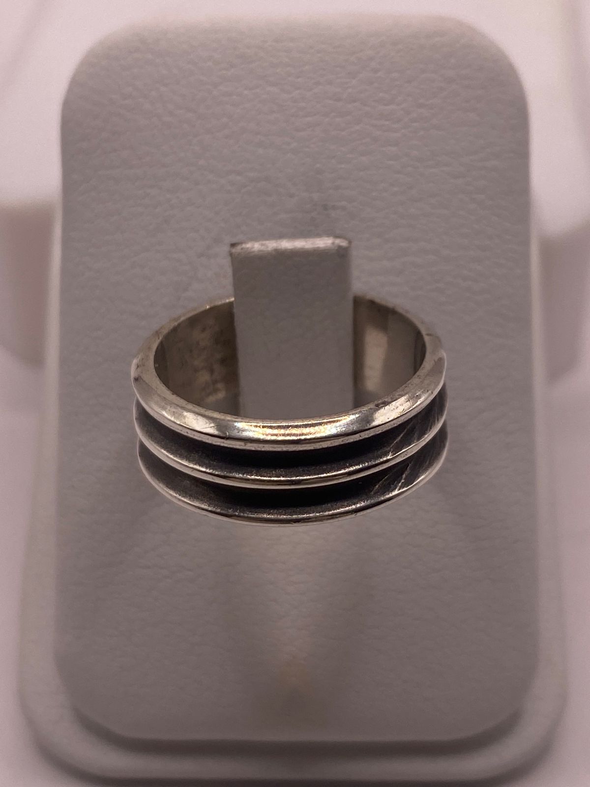 Anillo de Plata 925 con Triple Canal y Banda Central Oscura, sello de autenticidad Plata Ley .925