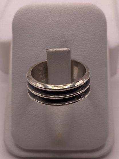 Anillo de Plata 925 con Triple Canal y Banda Central Oscura, sello de autenticidad Plata Ley .925