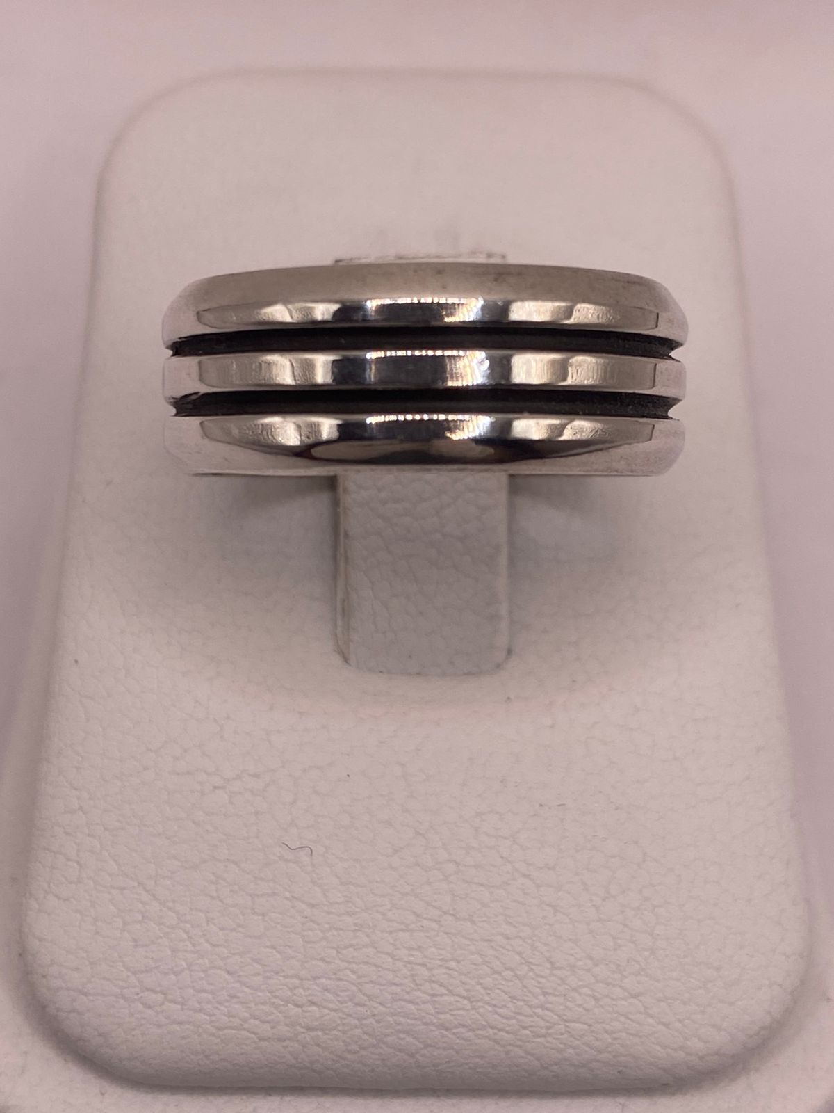 Anillo de Plata 925 con Triple Línea Central en Contraste, vista frontal