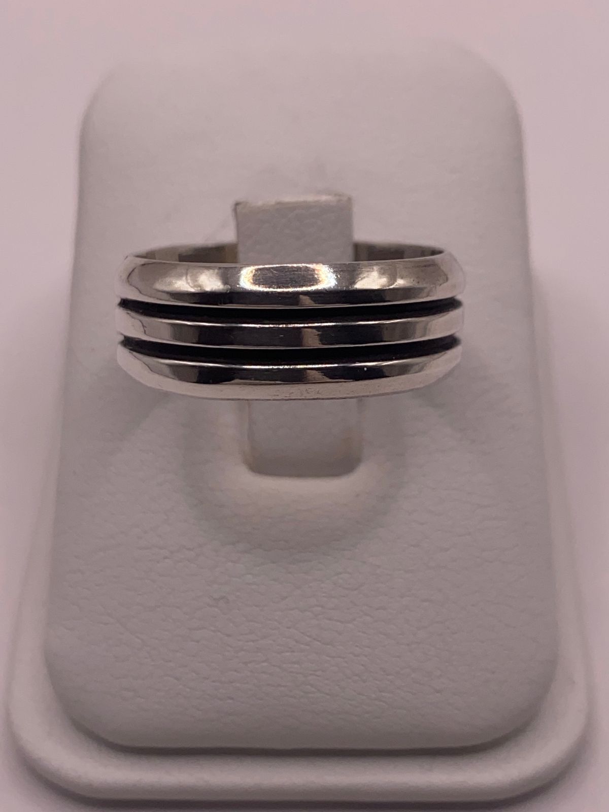 Anillo de Plata 925 con Triple Línea Central en Contraste, sello de autenticidad Plata Ley .925
