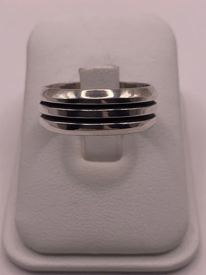 Anillo de Plata 925 con Triple Línea Central en Contraste, sello de autenticidad Plata Ley .925