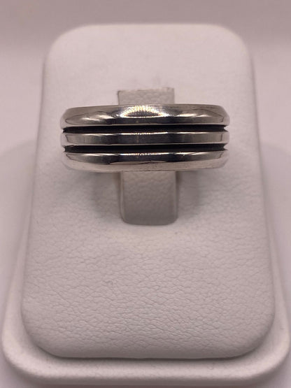 Anillo de Plata 925 con Triple Línea Central en Contraste, peso en gramos (báscula)