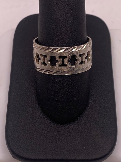 Anillo de Plata Esterlina 925 con Cruces Caladas, vista frontal