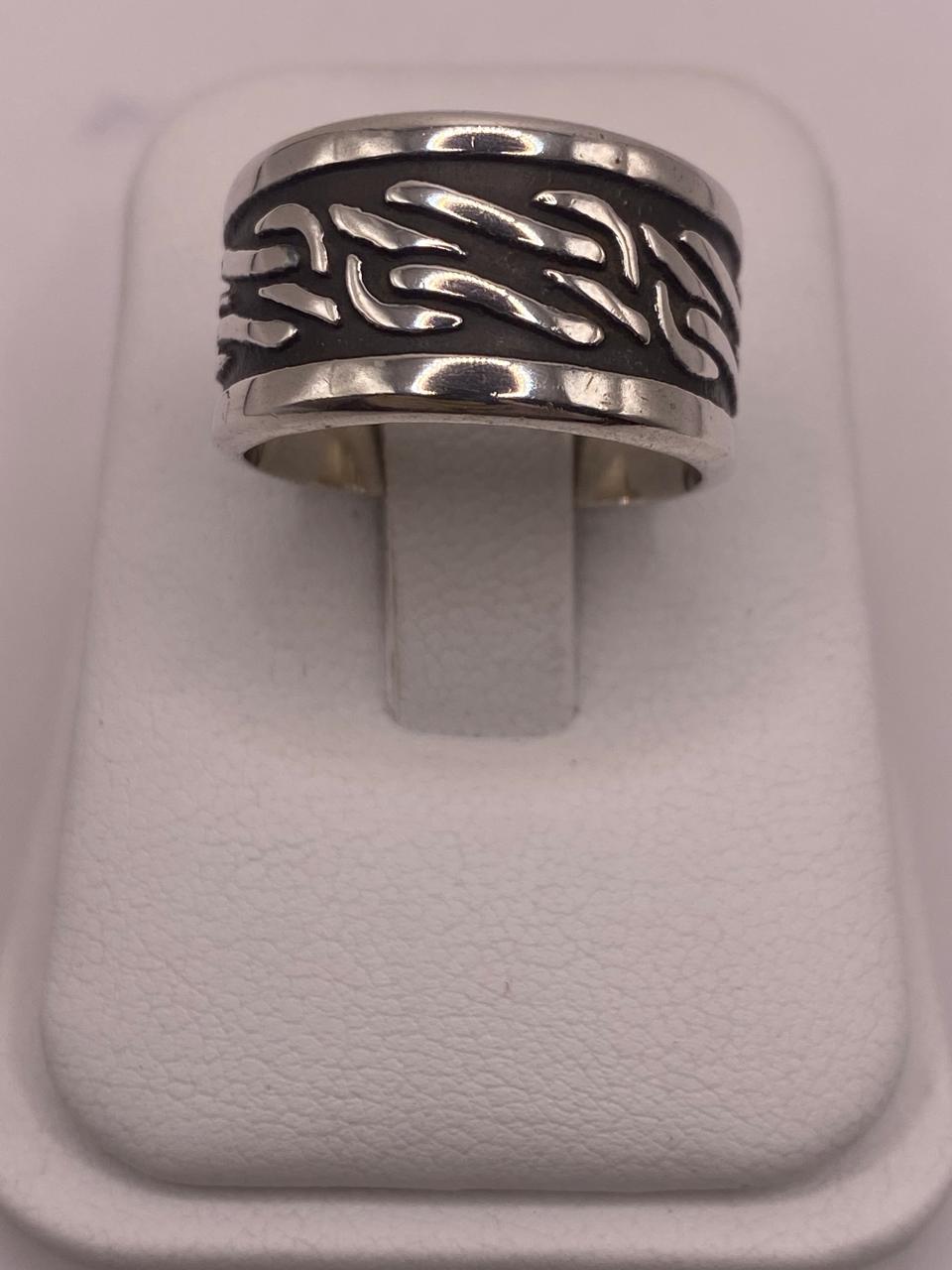 Anillo de Plata Esterlina 925 con Diseño Orgánico en Relieve y Acabado Oxidado — detalle de piedra