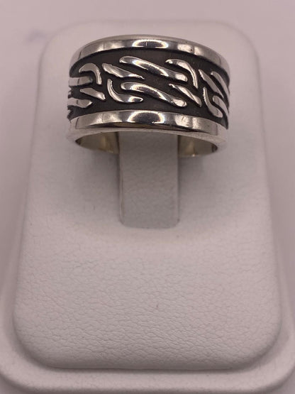 Anillo de Plata Esterlina 925 con Diseño Orgánico en Relieve y Acabado Oxidado — detalle de piedra