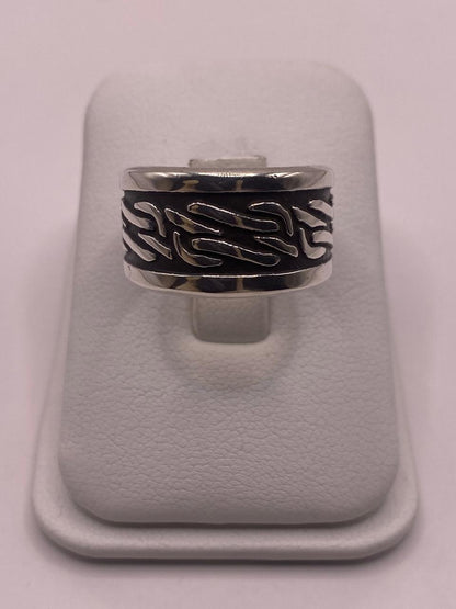 Anillo de Plata Esterlina 925 con Diseño Orgánico en Relieve y Acabado Oxidado, vista frontal