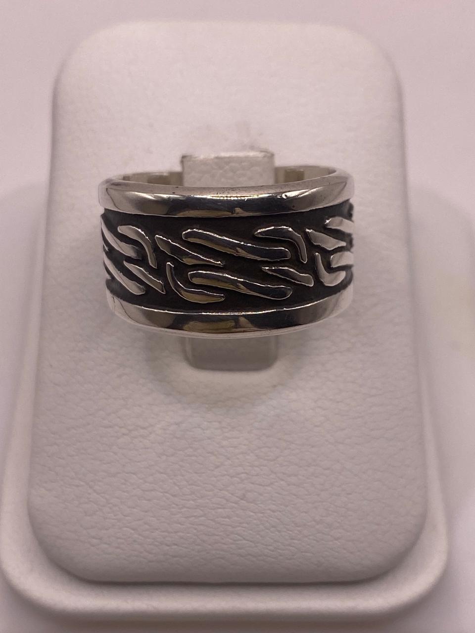 Anillo de Plata Esterlina 925 con Diseño Orgánico en Relieve y Acabado Oxidado, sello de autenticidad Plata Ley .925