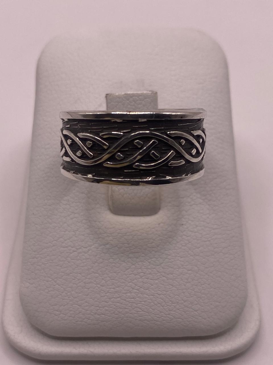 Anillo de Plata Esterlina 925 con Diseño Trenzado Estilo Celta y Acabado Oxidado, vista lateral