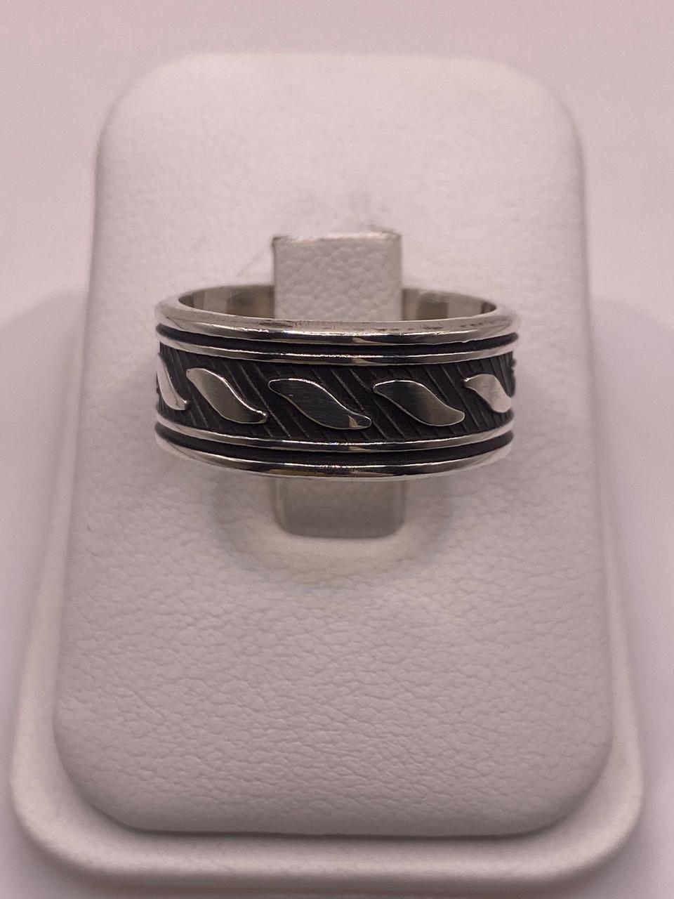 Anillo de Plata Esterlina 925 con Motivo de Hojas y Acabado Oxidado — vista lateral