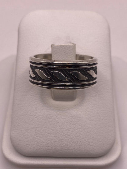 Anillo de Plata Esterlina 925 con Motivo de Hojas y Acabado Oxidado — vista lateral