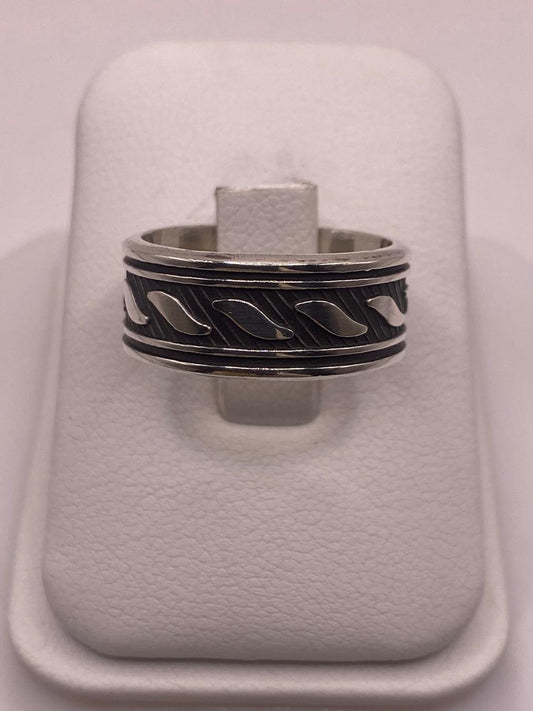 Anillo de Plata Esterlina 925 con Motivo de Hojas y Acabado Oxidado — vista lateral