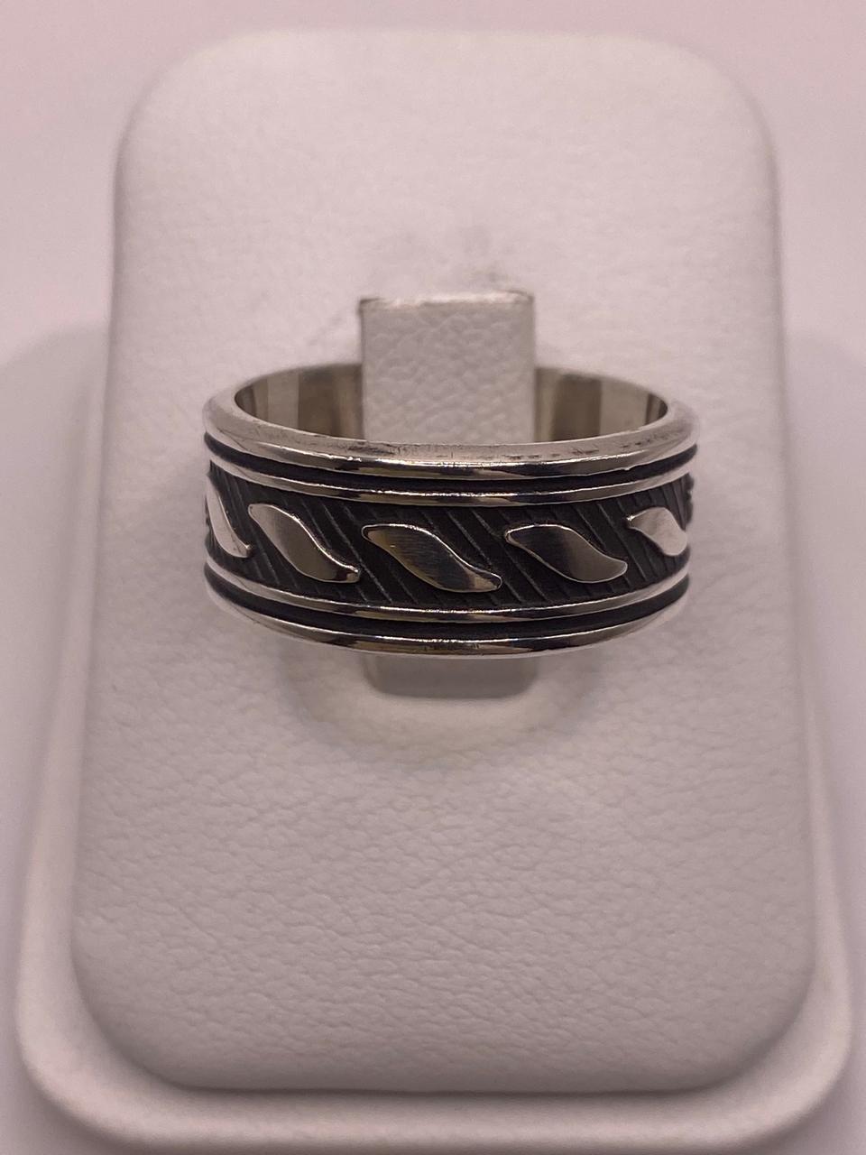 Anillo de Plata Esterlina 925 con Motivo de Hojas y Acabado Oxidado, vista frontal