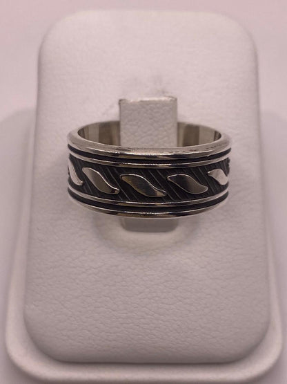 Anillo de Plata Esterlina 925 con Motivo de Hojas y Acabado Oxidado, vista frontal