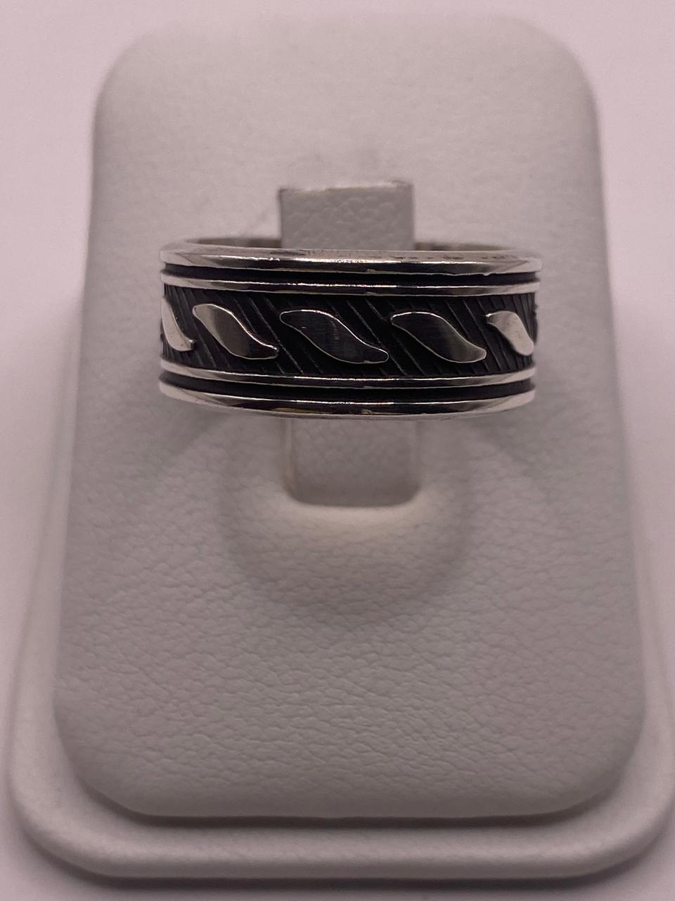 Anillo de Plata Esterlina 925 con Motivo de Hojas y Acabado Oxidado, vista lateral