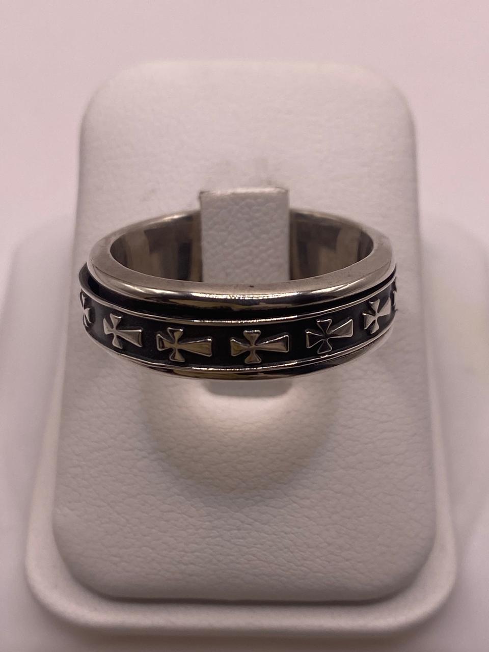 Anillo de Plata Esterlina 925 con Motivos de Cruces y Acabado Oxidado — vista lateral