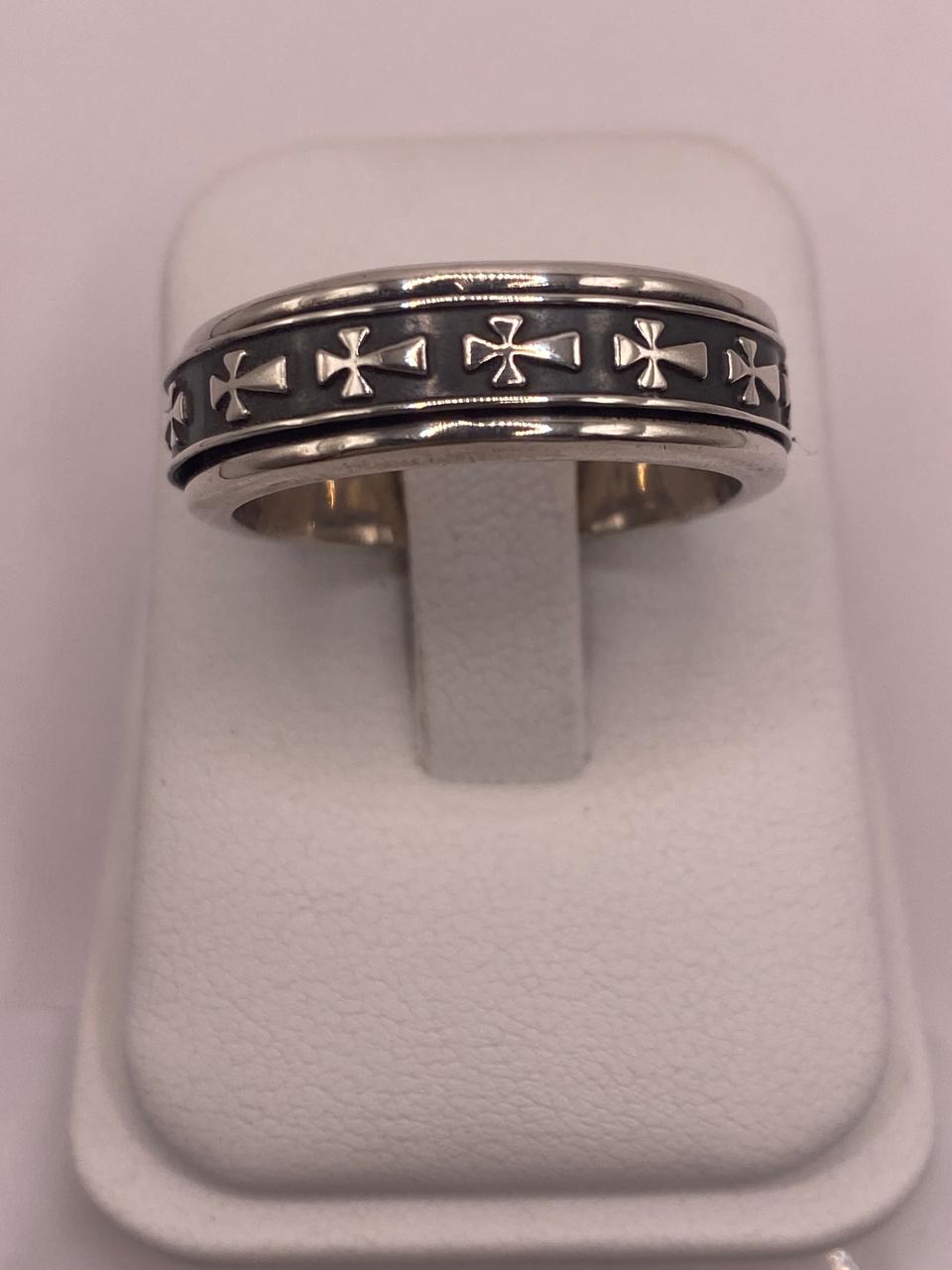 Anillo de Plata Esterlina 925 con Motivos de Cruces y Acabado Oxidado, vista frontal