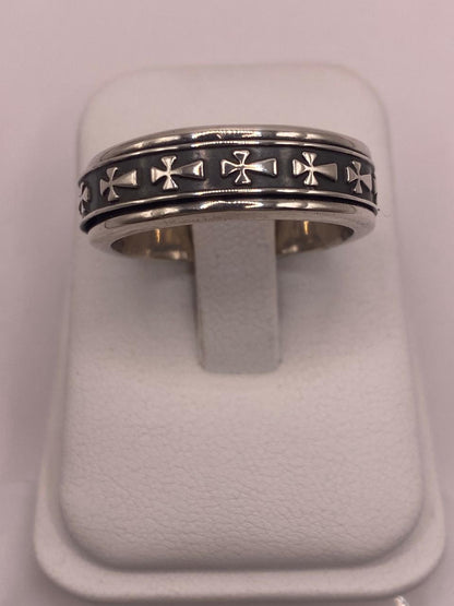 Anillo de Plata Esterlina 925 con Motivos de Cruces y Acabado Oxidado, vista frontal