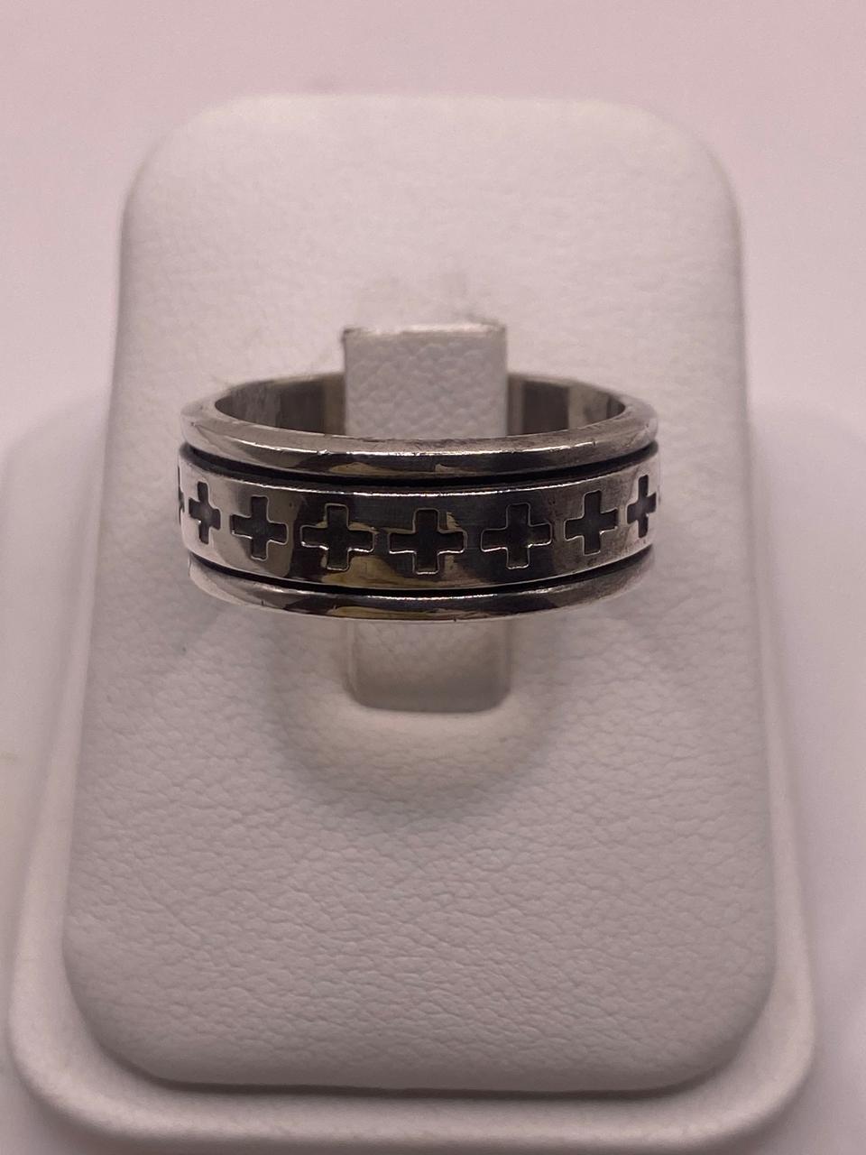 Anillo de Plata Esterlina 925 con Motivos de Cruces y Acabado Oxidado — detalle de piedra