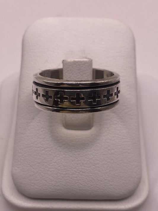 Anillo de Plata Esterlina 925 con Motivos de Cruces y Acabado Oxidado — detalle de piedra