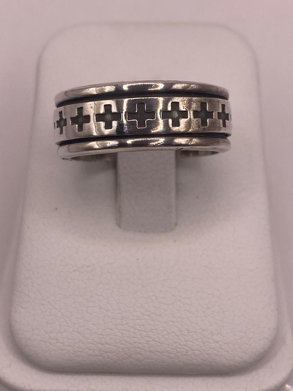 Anillo de Plata Esterlina 925 con Motivos de Cruces y Acabado Oxidado, vista frontal