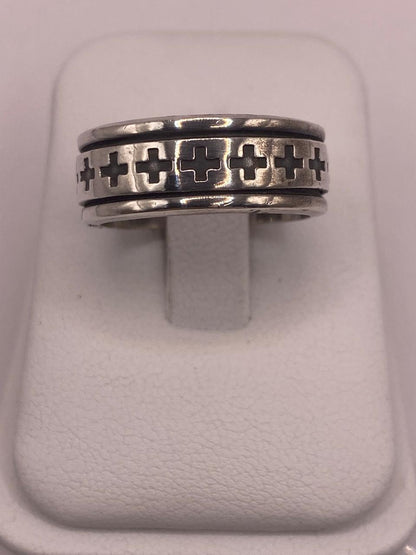 Anillo de Plata Esterlina 925 con Motivos de Cruces y Acabado Oxidado, vista frontal