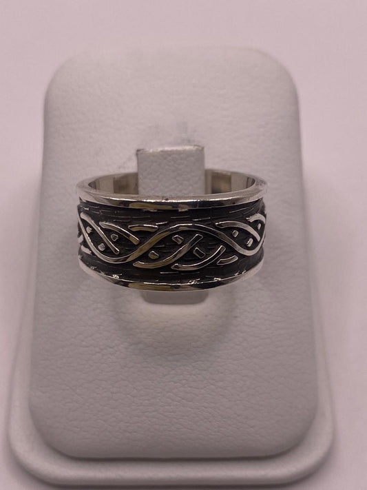Anillo de Plata Esterlina 925 con Nudo Celta y Acabado Oxidado — vista lateral