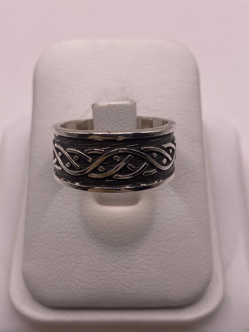 Anillo de Plata Esterlina 925 con Nudo Celta y Acabado Oxidado, vista frontal