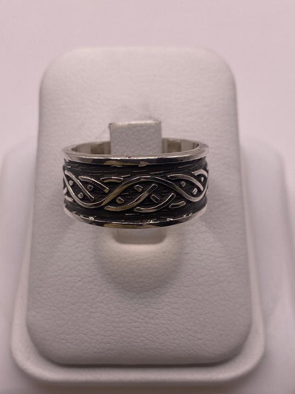 Anillo de Plata Esterlina 925 con Nudo Celta y Acabado Oxidado, vista frontal