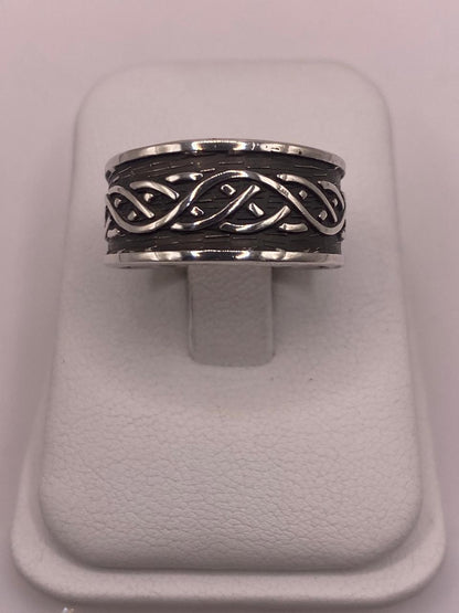 Anillo de Plata Esterlina 925 con Nudo Celta y Acabado Oxidado, vista lateral