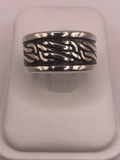 Anillo de Plata Esterlina 925 con Patrón Orgánico en Relieve y Acabado Oxidado — vista lateral