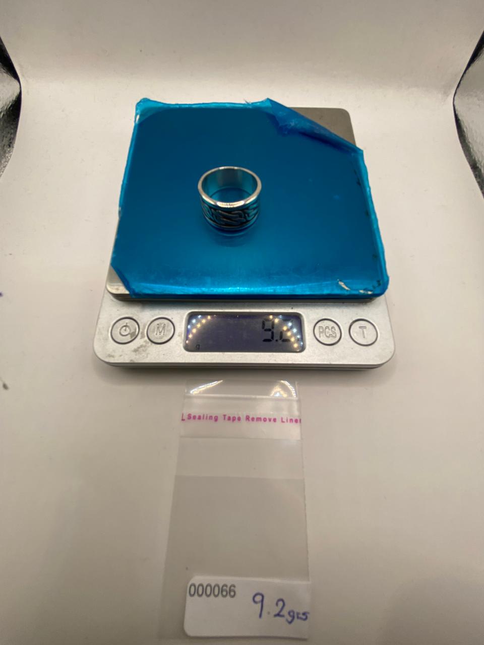 Anillo de Plata Esterlina 925 con Patrón Orgánico en Relieve y Acabado Oxidado, peso en gramos (báscula)
