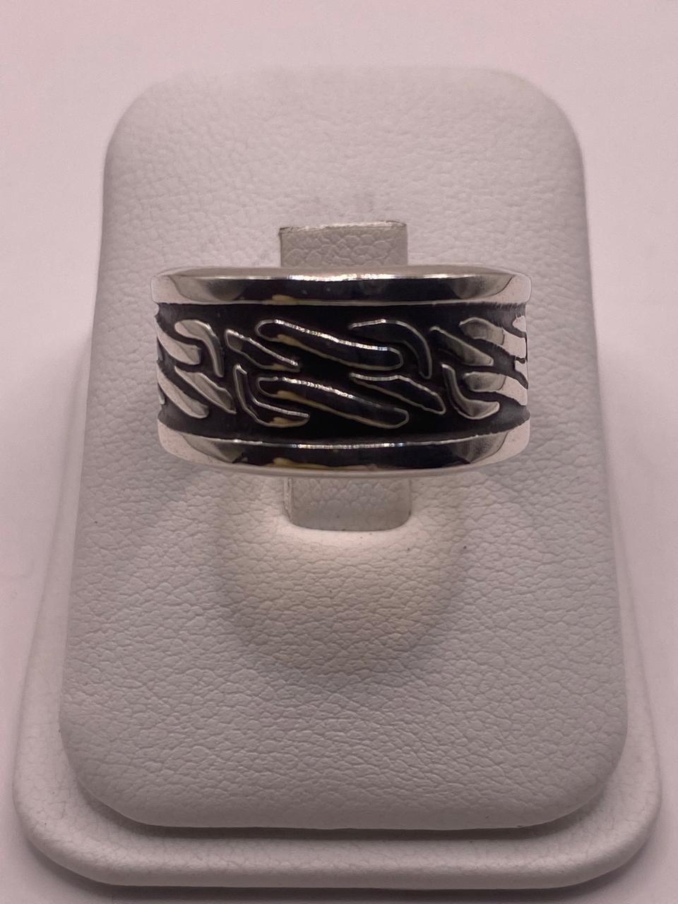 Anillo de Plata Esterlina 925 con Patrón Orgánico en Relieve y Acabado Oxidado, vista lateral