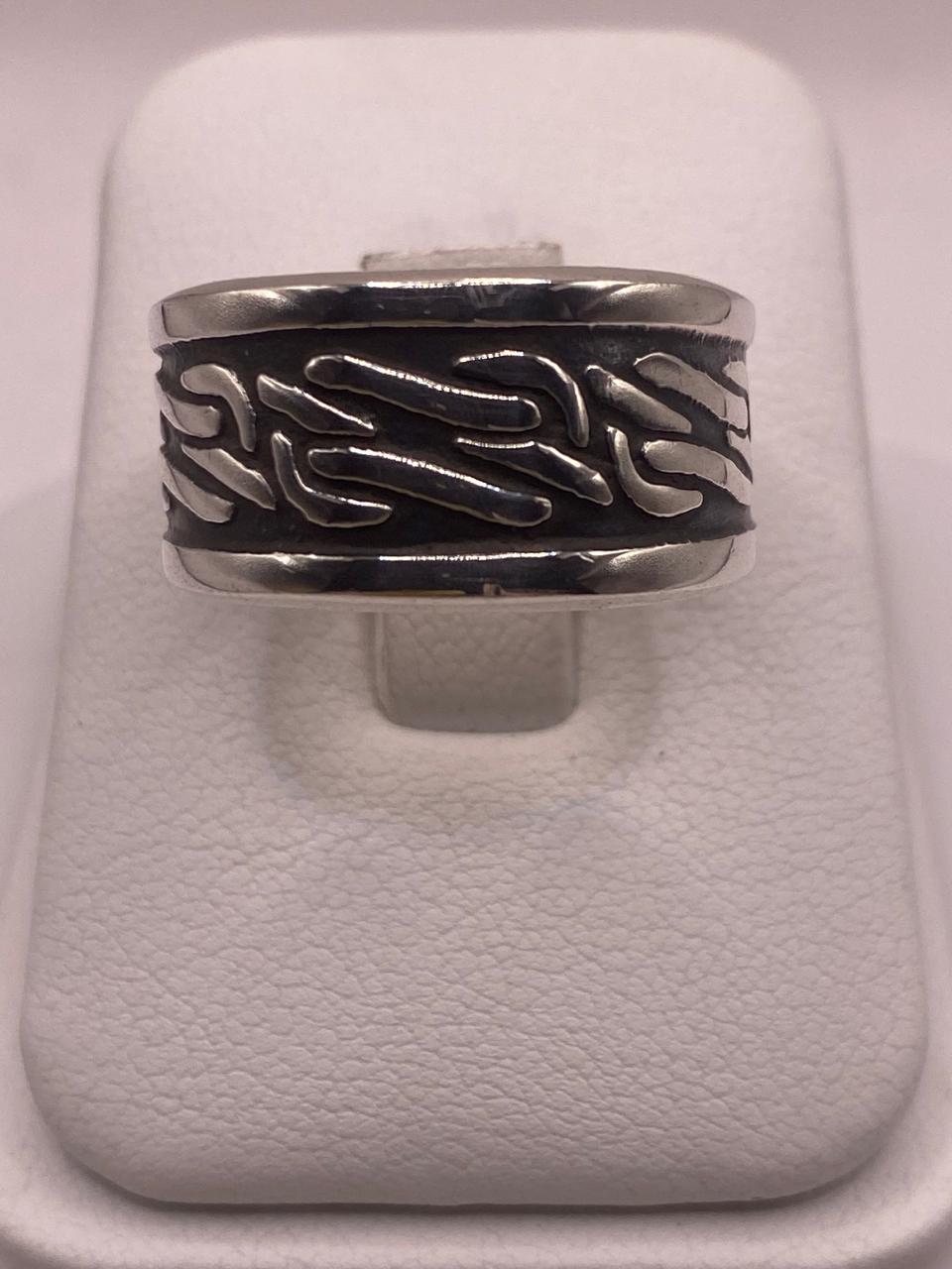 Anillo de Plata Esterlina 925 con Patrón Orgánico en Relieve y Acabado Oxidado, vista frontal