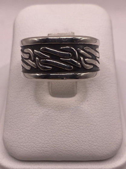 Anillo de Plata Esterlina 925 con Patrón Orgánico en Relieve y Acabado Oxidado, vista frontal