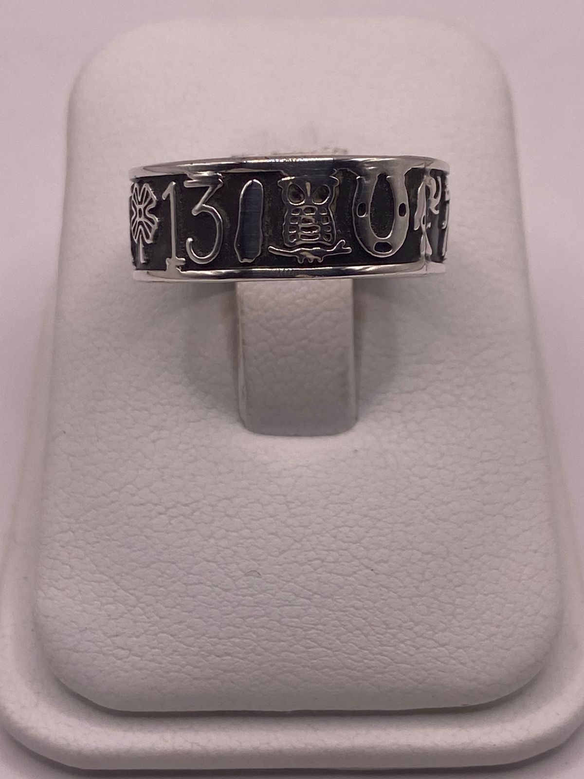 Anillo de la Suerte en Plata 925 con Símbolos, vista lateral