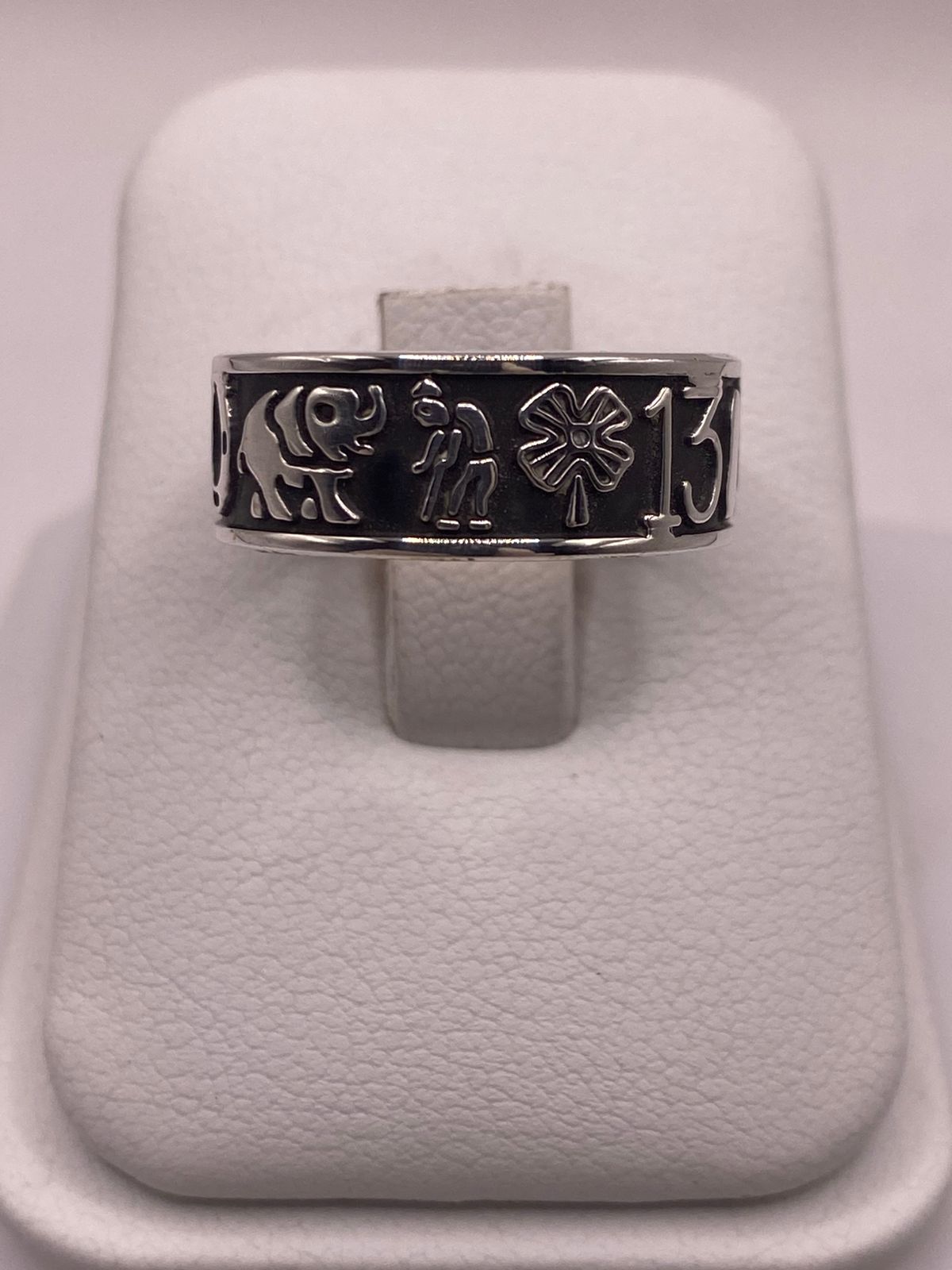 Anillo de la Suerte en Plata 925 con Símbolos, vista de detalle