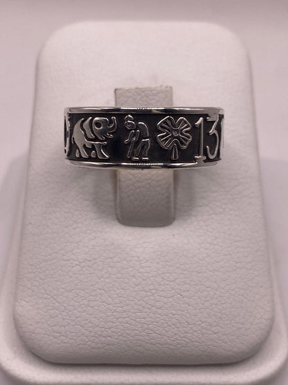Anillo de la Suerte en Plata 925 con Símbolos, vista de detalle