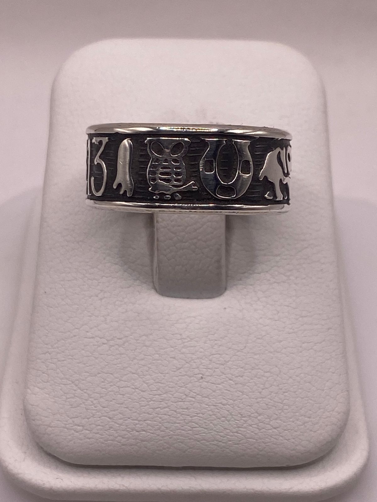 Anillo de la Suerte en Plata 925 con Símbolos, vista frontal