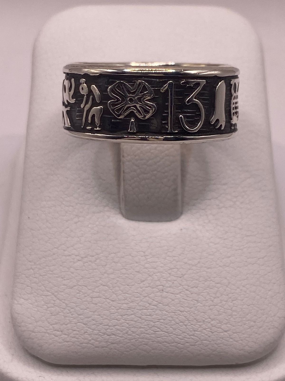 Anillo de la Suerte en Plata 925 con Símbolos, vista lateral