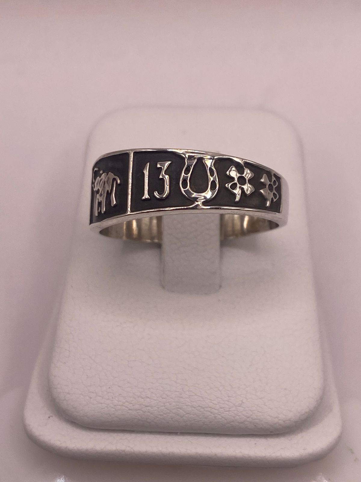 Anillo de Plata 925 con Elefante y Números de la Suerte, vista lateral
