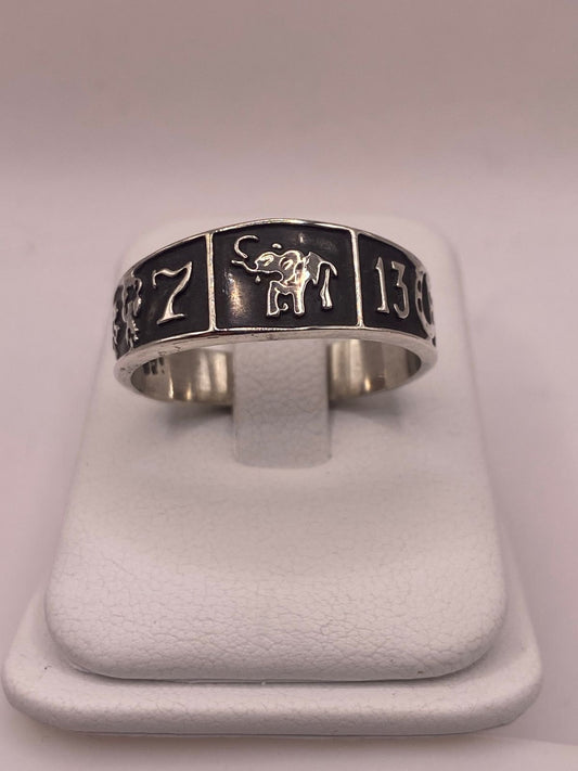 Anillo de Plata 925 con Elefante y Números de la Suerte — vista lateral