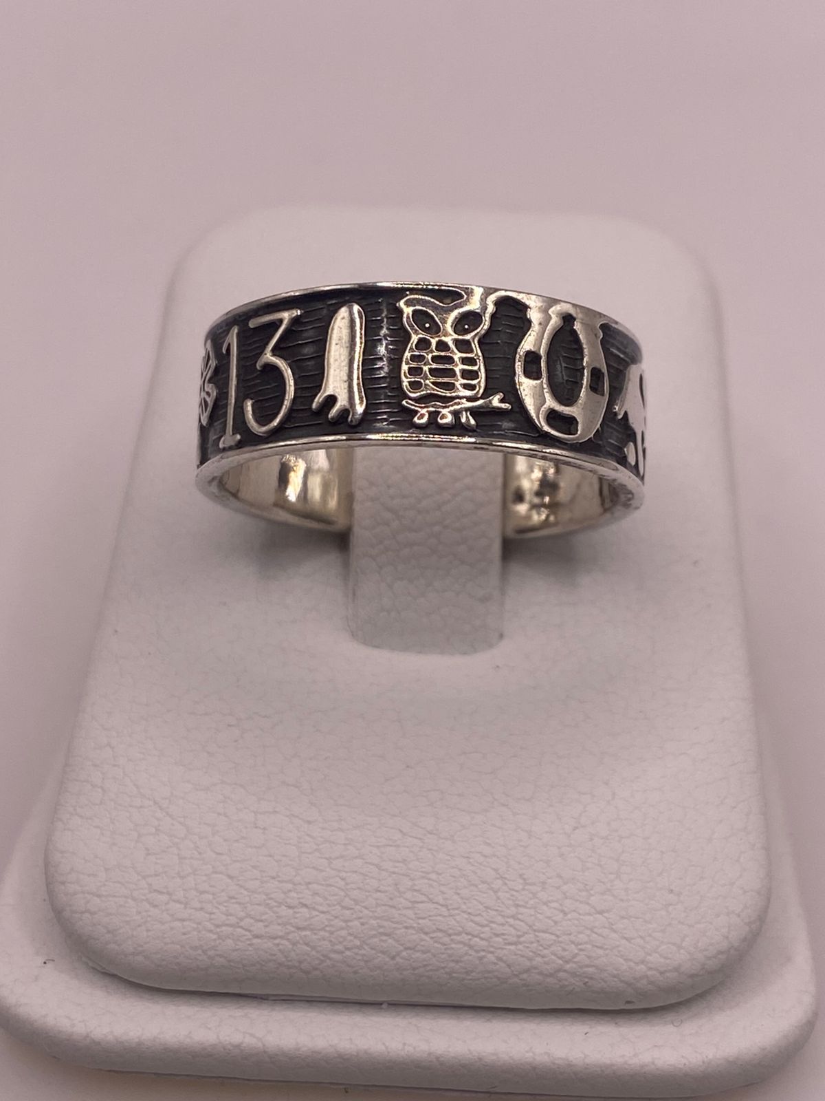 Anillo de Plata 925 con Símbolos de la Suerte — ángulo diagonal