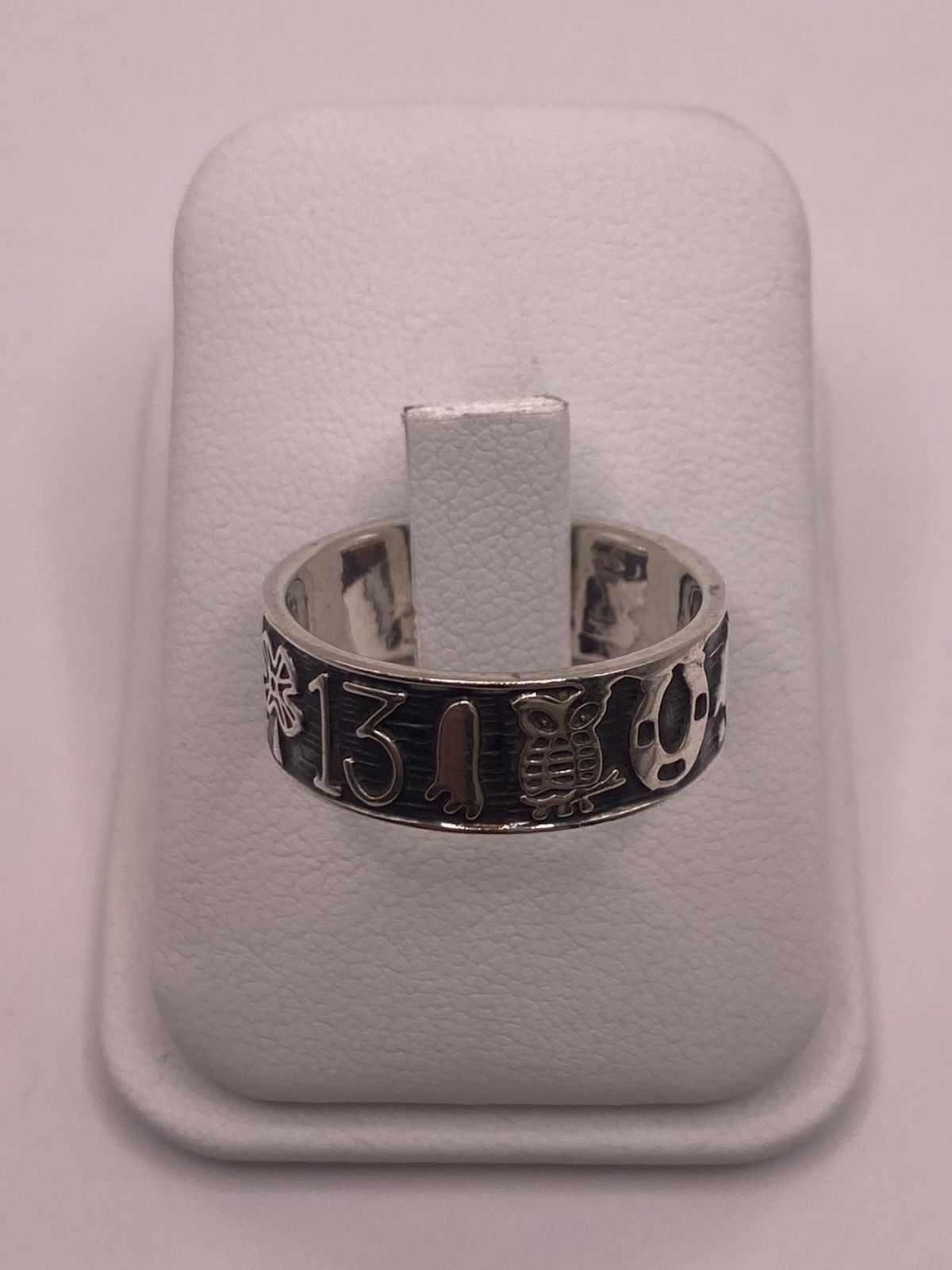 Anillo de Plata 925 con Símbolos de la Suerte, vista lateral