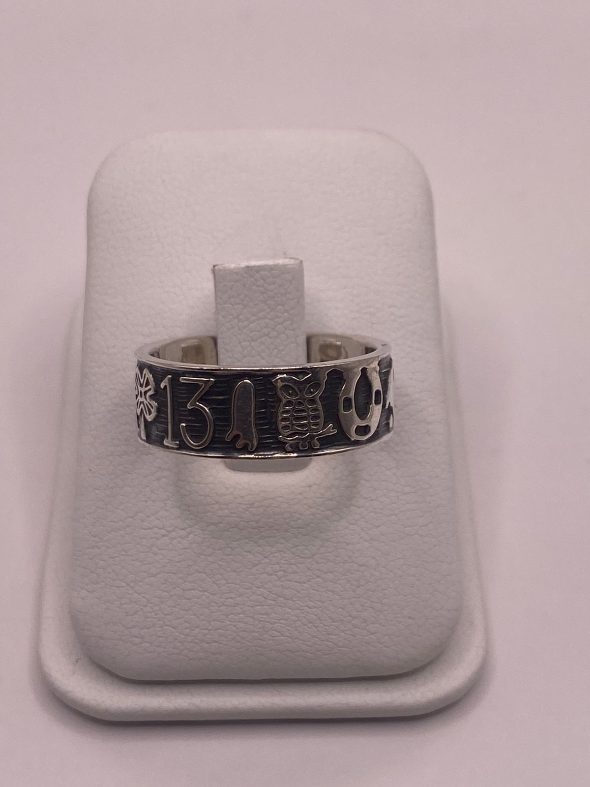 Anillo de Plata 925 con Símbolos de la Suerte, vista de detalle