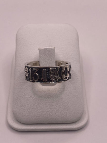 Anillo de Plata 925 con Símbolos de la Suerte, vista de detalle