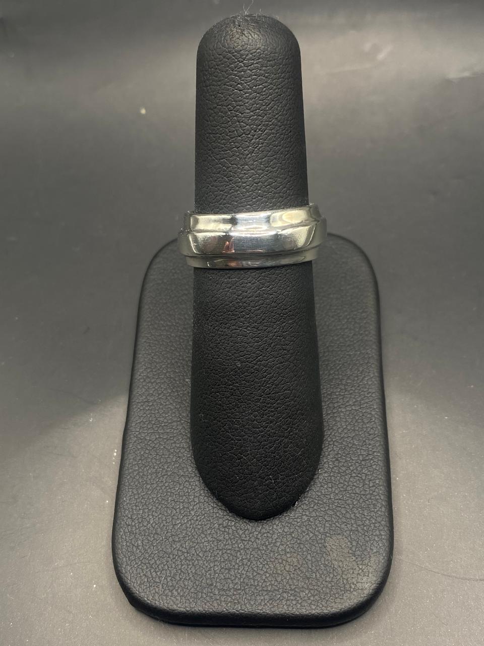 Anillo Liso de Plata Ley 925 de Doble Banda, vista de detalle