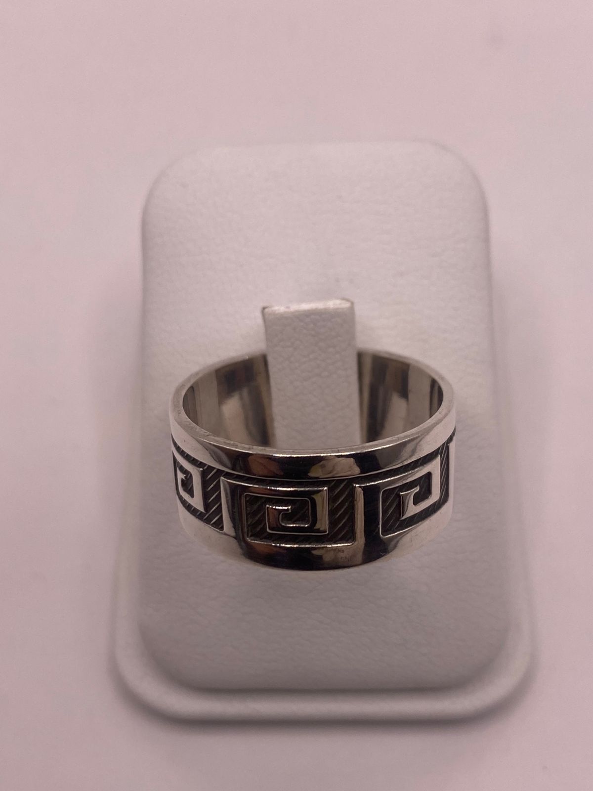 Anillo de Plata 925 con Greca Geométrica, vista lateral