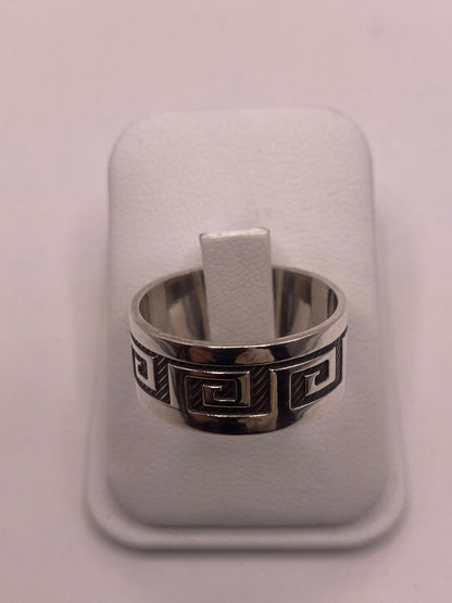 Anillo de Plata 925 con Greca Geométrica, vista lateral